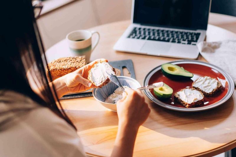 5 Penelitian Terbaru Seputar Makanan Ini Punya Hasil yang Mengejutkan, 1. Obesitas Bisa Mengurangi Kenikmatan Makan, 2. Sarapan Ideal Pria dan Wanita Berbeda, 3. Gula Cair Lebih Berisiko Dibanding Gula Padat, Cek Halaman Selanjutnya!, 4. Minum Kopi di Pagi Hari Bisa Turunkan Risiko Kematian, 5. Diet Ketogenik Dapat Redakan Gejala Bipolar