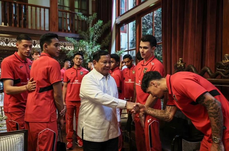 Array,Ini Detail Jam Rolex yang Didapat Timnas Usai ke Rumah Prabowo
