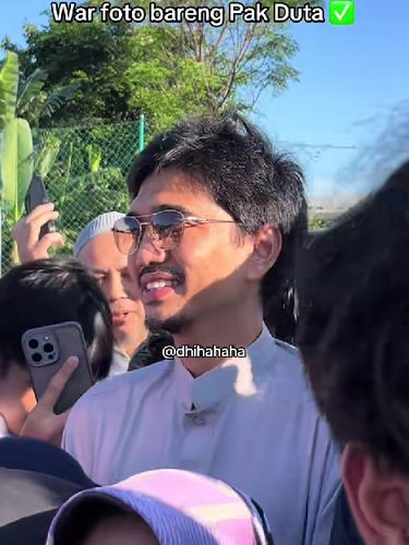 Array,Bukan War Konser, Warga Serbu Foto Bareng Duta SO7 Usai Salat Idul Adha