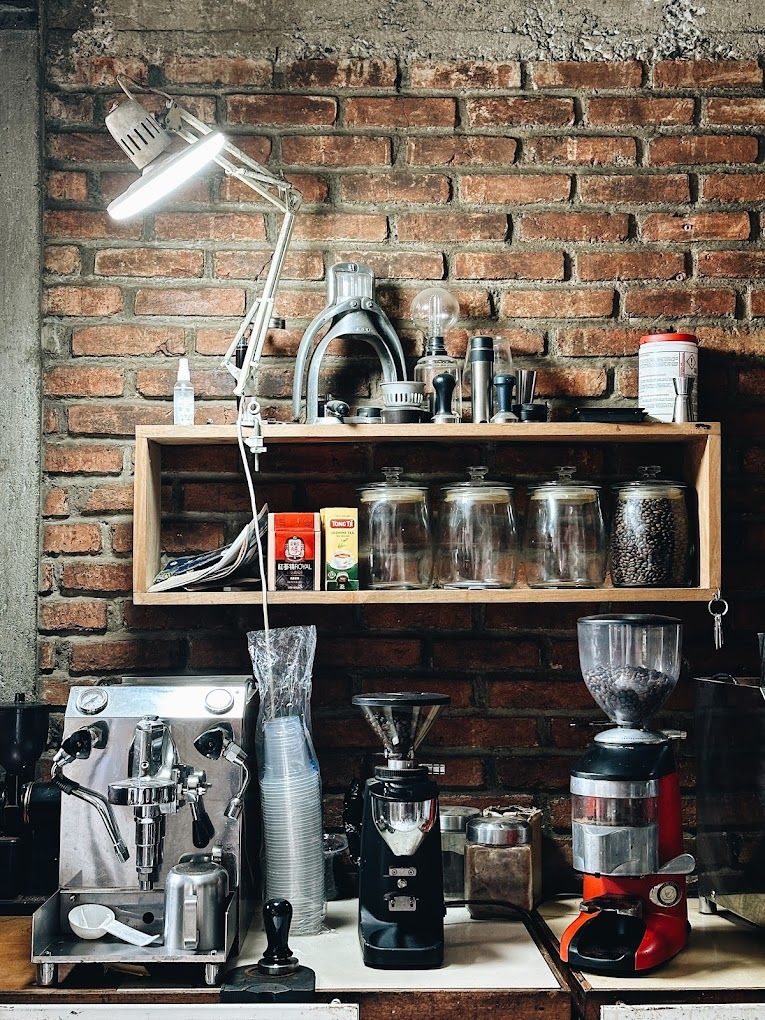 5 Tempat Ngopi 'Mungil' di Jalan Gempol Bandung Buat Nyantai, 1. Oseebo Coffee Gempol, 2. Little Contrast, 3. FCG Coffee, 4. Kopi Kang Kamal, 5. Kopi Salarea