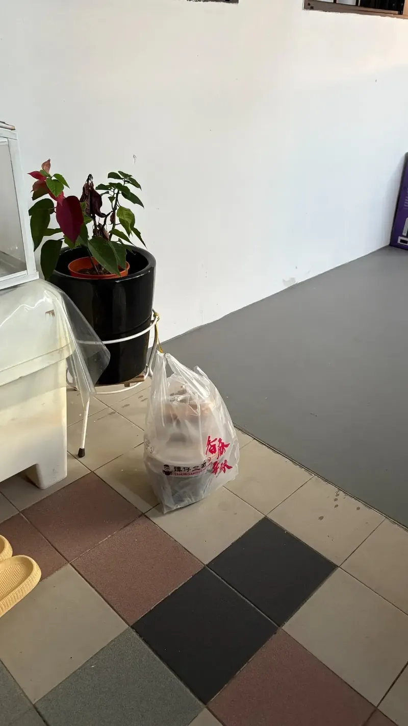 Array,Geger! Pria Lapor Polisi Gegara Dapat Kiriman Makanan Misterius