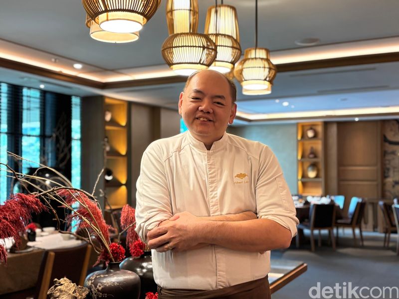 Lin: Udang Sereal dan Shimeji Tofu di Restoran Chinese Nyaman Buat Keluarga, Restoran Chinese Nyaman untuk Keluarga, Proses Masak Menu Halal dan Nonhalal, Kelezatan citarasa hidangan khas Lin ada di halaman berikutnya.             , Kurasi Menu oleh Chef Hidangan Kanton, Menu Utama hingga Dessert yang Lezat