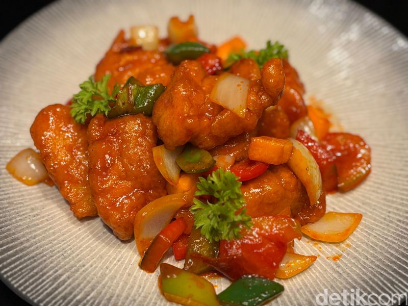 Lin: Udang Sereal dan Shimeji Tofu di Restoran Chinese Nyaman Buat Keluarga, Restoran Chinese Nyaman untuk Keluarga, Proses Masak Menu Halal dan Nonhalal, Kelezatan citarasa hidangan khas Lin ada di halaman berikutnya.             , Kurasi Menu oleh Chef Hidangan Kanton, Menu Utama hingga Dessert yang Lezat