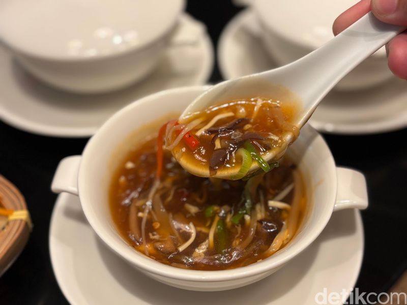 Lin: Udang Sereal dan Shimeji Tofu di Restoran Chinese Nyaman Buat Keluarga, Restoran Chinese Nyaman untuk Keluarga, Proses Masak Menu Halal dan Nonhalal, Kelezatan citarasa hidangan khas Lin ada di halaman berikutnya.             , Kurasi Menu oleh Chef Hidangan Kanton, Menu Utama hingga Dessert yang Lezat