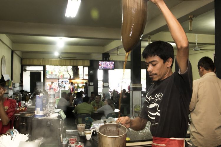Nostalgia di 5 Warung Kopi Tradisional Legendaris Medan hingga Bandung, 1. Kopi Warung Tinggi PD, 2. Kedai Kopi Kim Teng,   3. Kedai Kopi Apek, 4. Warung Kopi Purnama, 5. Warung Kopi Solong