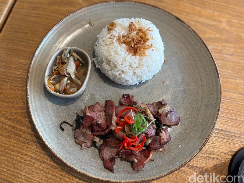 Sinilagi! Kafe Langganan Ibu-ibu Ngemil Bolo Bun dan Ngopi, 1. Interior estetik dan suasana nyaman, 2. Langganan ibu-ibu dan keluarga, 3. Bakmi homemade dengan kondimen komplet, 4. Sei Sapi yang Smokey, 5. Bolo bun jadi favorit