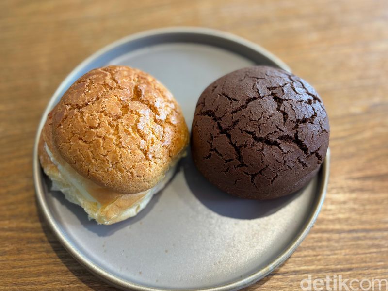 Sinilagi! Kafe Langganan Ibu-ibu Ngemil Bolo Bun dan Ngopi, 1. Interior estetik dan suasana nyaman, 2. Langganan ibu-ibu dan keluarga, 3. Bakmi homemade dengan kondimen komplet, 4. Sei Sapi yang Smokey, 5. Bolo bun jadi favorit