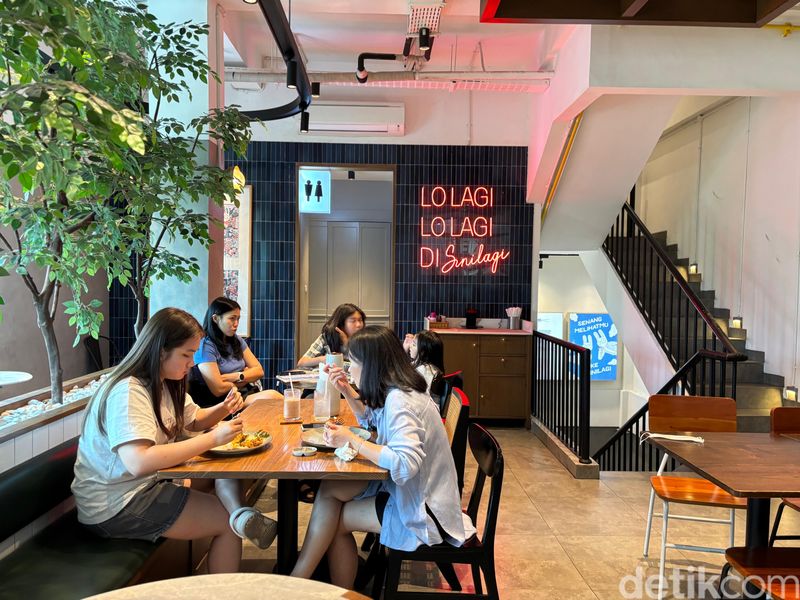 Sinilagi! Kafe Langganan Ibu-ibu Ngemil Bolo Bun dan Ngopi, 1. Interior estetik dan suasana nyaman, 2. Langganan ibu-ibu dan keluarga, 3. Bakmi homemade dengan kondimen komplet, 4. Sei Sapi yang Smokey, 5. Bolo bun jadi favorit