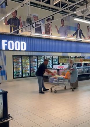 Array,Heboh! Suami Ngamuk di Supermarket Marahi Istri yang Belanja Banyak