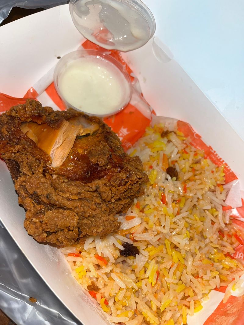 4 Fakta Almaz Fried Chicken, Gerai Ayam Goreng Arab Asal Indonesia, 1. Didirikan tahun 2024, 2. Racikan ayam goreng unik, 3. Punya nilai spiritual tinggi, 4. Kenikmatan ayam goreng berbumbu Arab