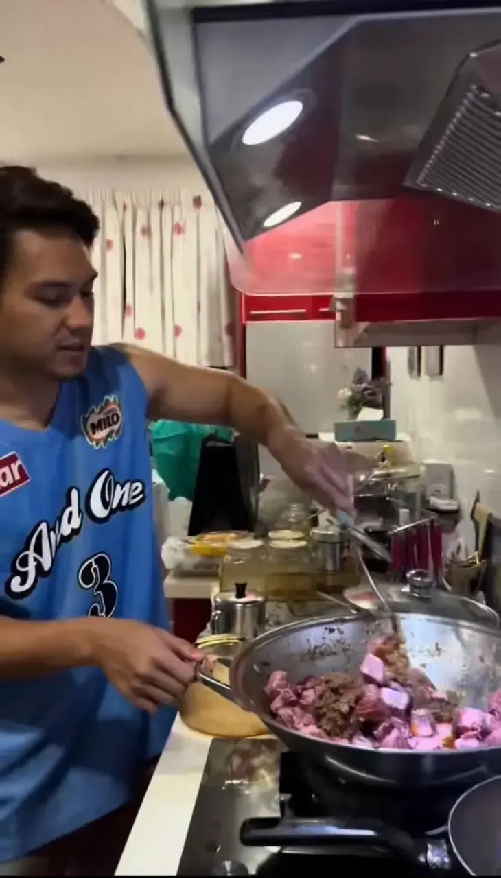 Array,Mewah! Influencer Pakai Wagyu Rp 15,4 Juta Buat Bikin Rendang Idul Adha