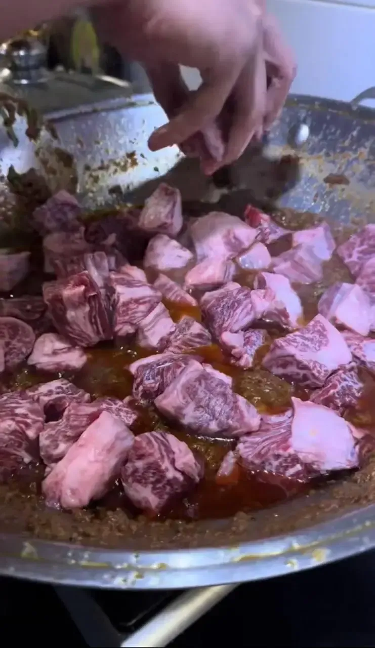 Array,Mewah! Influencer Pakai Wagyu Rp 15,4 Juta Buat Bikin Rendang Idul Adha