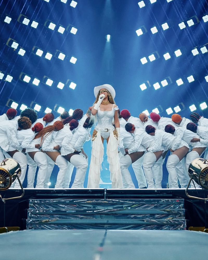 Array,Gaya Flawless Beyonce Atasi Insiden Celana Melorot di Konser Cowboy Carter