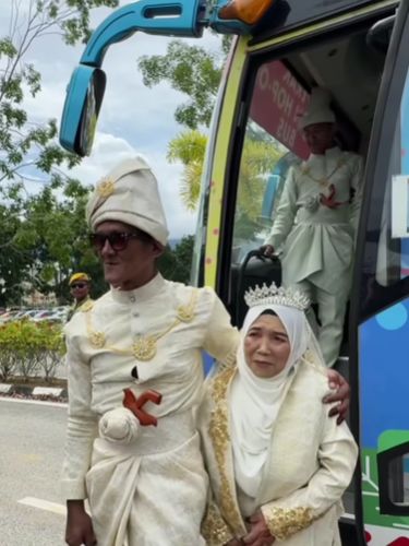 Array,Cinta Tak Dibatasi Usia, Nenek 70 Tahun Menikahi Pria Usia 47 di Pernikahan Massal