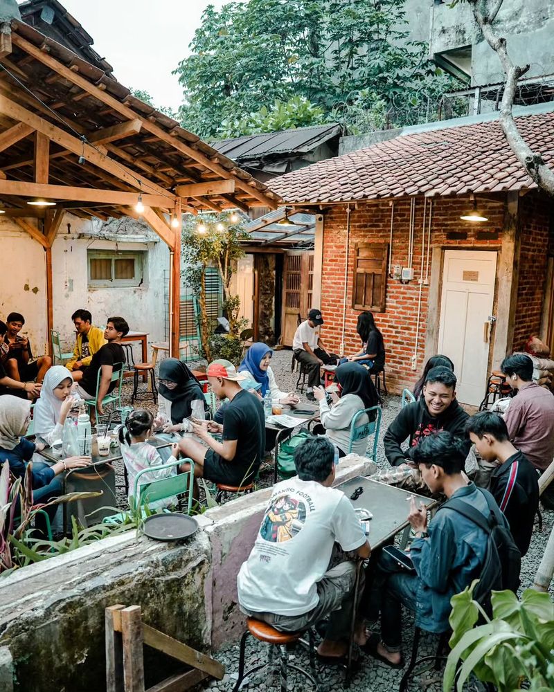 5 Tempat Ngopi di Suryakencana Bogor yang Bergaya Vintage, 1. Penalama Coffee, 2. Fanati Coffee, 3. Bogor Coffee Center, 4. Kopi Toko Makmur, 5. Uncle Jo X Bar