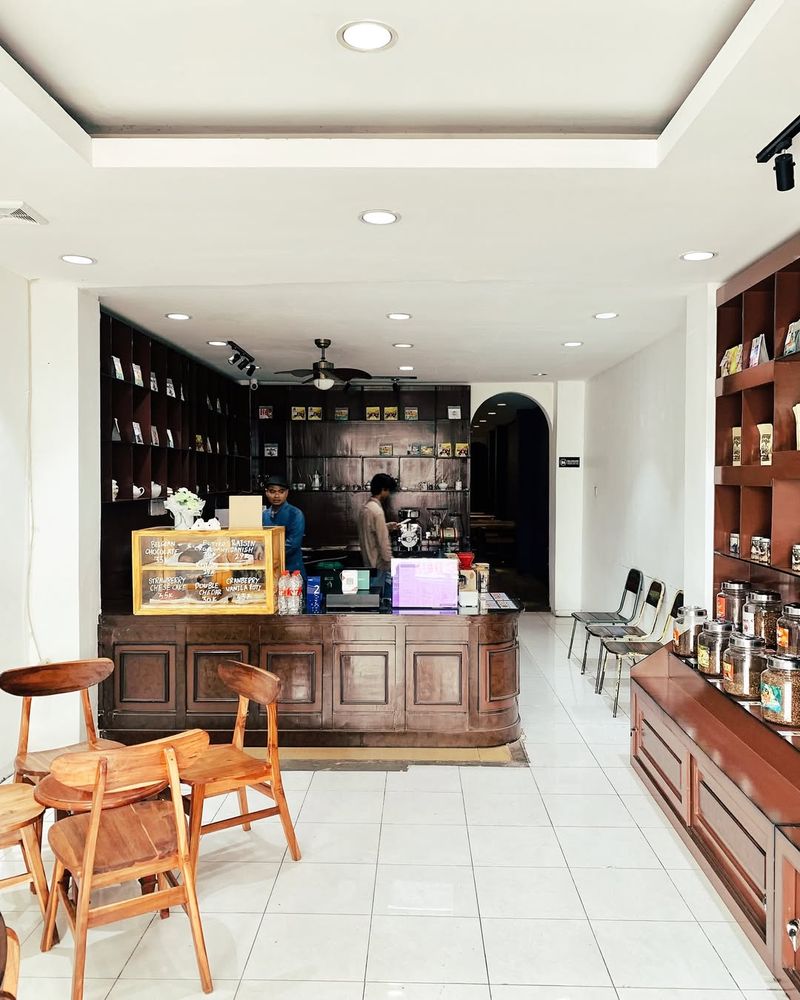 5 Tempat Ngopi di Suryakencana Bogor yang Bergaya Vintage, 1. Penalama Coffee, 2. Fanati Coffee, 3. Bogor Coffee Center, 4. Kopi Toko Makmur, 5. Uncle Jo X Bar