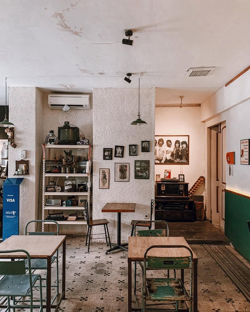 5 Tempat Ngopi di Suryakencana Bogor yang Bergaya Vintage, 1. Penalama Coffee, 2. Fanati Coffee, 3. Bogor Coffee Center, 4. Kopi Toko Makmur, 5. Uncle Jo X Bar