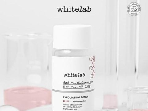 7 Exfoliating Toner Lokal Terbaik yang Bikin Kulit Cerah &amp; Halus, 1. Avoskin Miraculous Refining Toner, 2. Somethinc Glow Maker AHA BHA PHA Toner, 3. BHUMI Resurface Mild Exfoliating Toner, 4. Skintific 5X AHA BHA PHA Exfoliating Toner, 6. The Originote H-LLOW Clarifying Toner, 7. Whitelab Exfoliating Toner