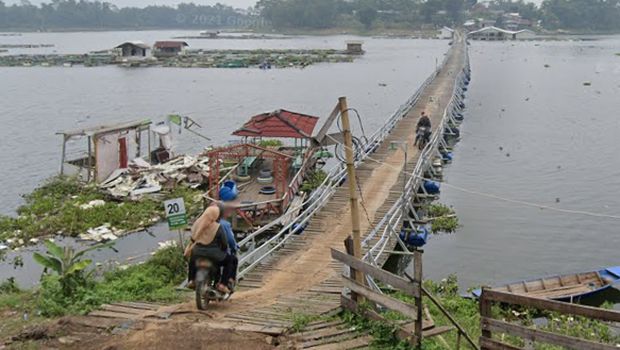 8 Wisata Jembatan Apung, Pesona View Sungai dan Aktivitas Masyarakat, 1. Jembatan Apung Kapal Laut, 2. Jembatan Perahu Apung H Endang, 3. Jembatan Apung Bongas, 4. Jembatan Apung Leuwidulang Karanganyar-Tanjungjaya Cihampelas, 5. Ah Poong Sentul, 6. Jembatan Apung Surapatin, 7. Jembatan Apung Sasak Bodas (Cangkorah), 8. Jembatan Apung Situ Rawa Kalong