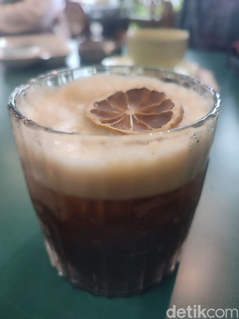 Array,Menyeruput Sambil Belajar Riwayat Kopi di Bogor Bersama Pinot Johnny