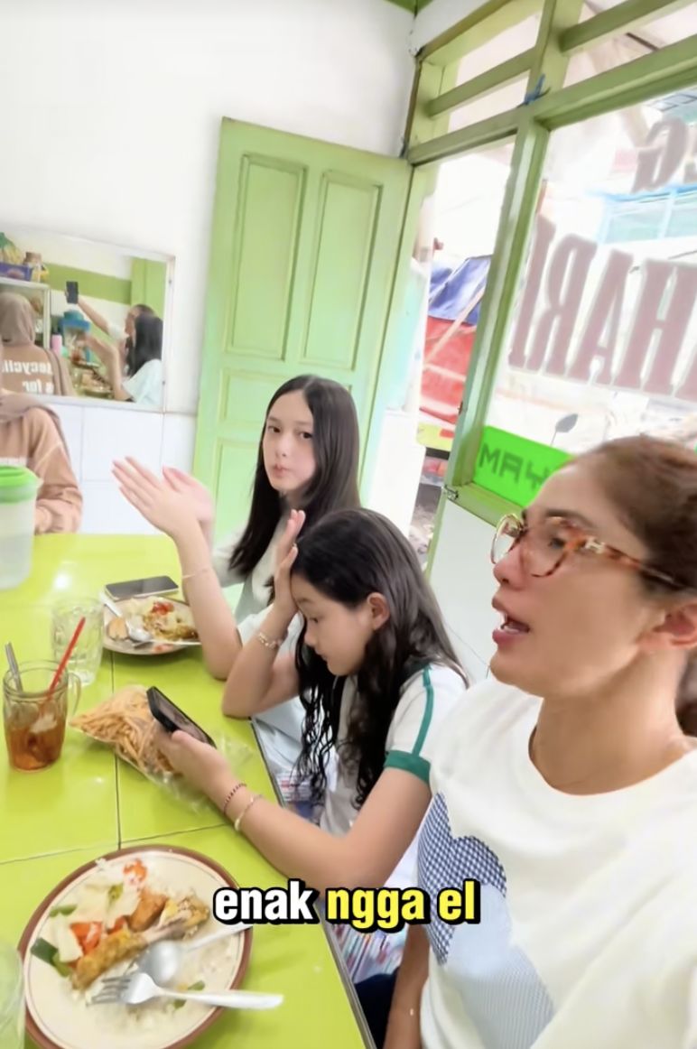 Array,Restoran di Kawasan Gunung Berapi hingga Ussy Ajak Anaknya Makan Warteg