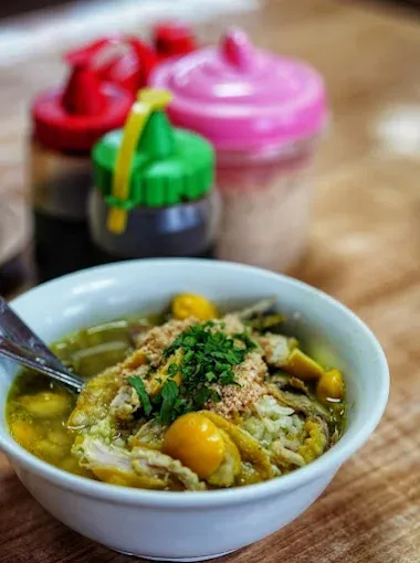 Bosan Makan Daging? Coba 5 Soto Ayam Ambengan di Sini, 1. Soto Ayam Ambengan Pak Sadi Asli, 2. Soto Ayam Ambengan Cak-Di, 3. Soto Ayam Ambengan Cak Soleh, 4. Soto Ayam Ambengan Surabaya Cak Taji, 5. Soto Ayam Ambengan Kelapa Gading