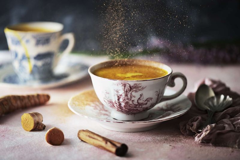 6 Manfaat Menambahkan Kunyit dalam Kopi, Segar dan Menyehatkan!, 1. Mengurangi Peradangan, 2. Meredakan Nyeri, 3. Sumber Antioksidan, 4. Menjaga Kesehatan Jantung, 5. Mengendalikan Berat Badan, 6. Membantu Menjaga Kesehatan Pencernaan