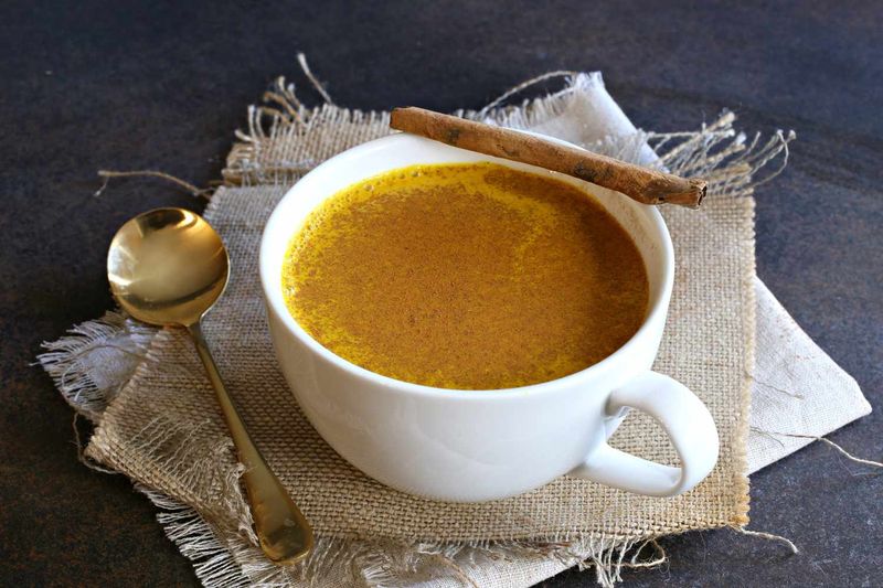 6 Manfaat Menambahkan Kunyit dalam Kopi, Segar dan Menyehatkan!, 1. Mengurangi Peradangan, 2. Meredakan Nyeri, 3. Sumber Antioksidan, 4. Menjaga Kesehatan Jantung, 5. Mengendalikan Berat Badan, 6. Membantu Menjaga Kesehatan Pencernaan