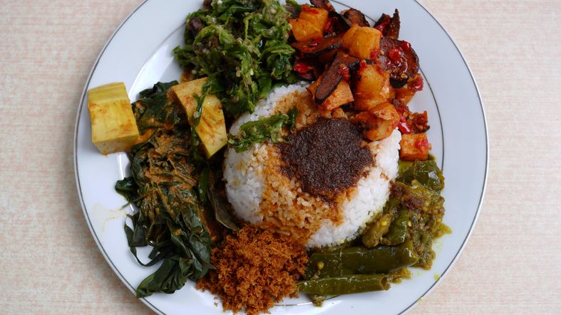 Array,2 Wanita India Jualan Nasi Padang, Lauk Jagoannya Rendang