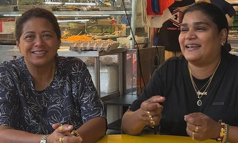 Array,2 Wanita India Jualan Nasi Padang, Lauk Jagoannya Rendang
