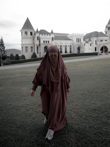 5 Inspirasi Outfit Hijab Bercadar 2025, Tampil Syar'i dan Elegan, 1. Abaya set khimar earth tone dan sneakers, 2. French khimar sage dipadu abaya olive, 3. Khimar hitam dengan dress natural linen, 4. Padu padan cadar dengan outer, 5. Abaya Dark Green &amp; Sage