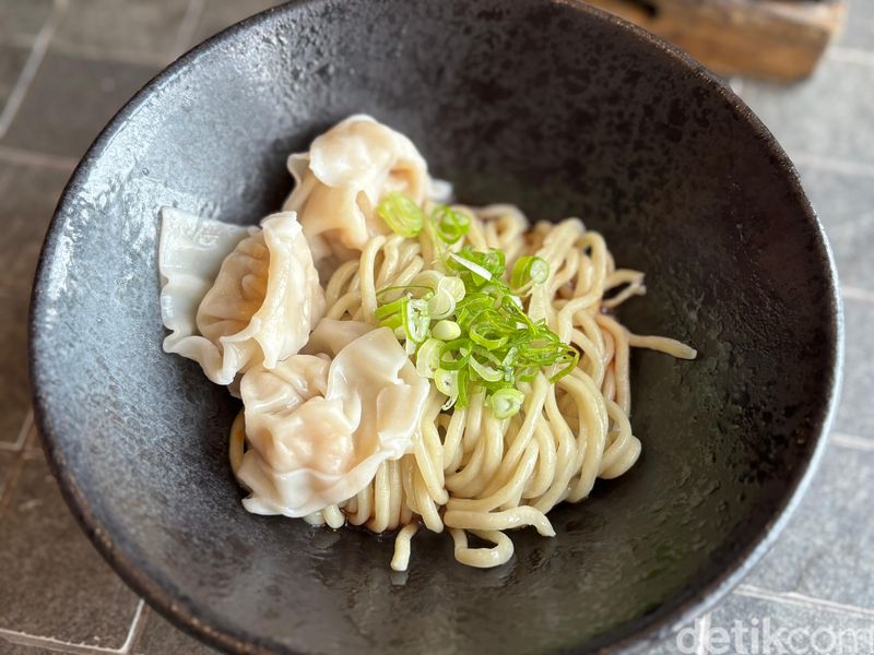 Come-Xia: Lezatnya Artisan Dimsum dan Nasgor ala Fujian di Apartemen Alsut, 1. Restoran Artisan Dimsum di dalam Apartemen, 2. Assorted Dim Sum yang Lezat, 3. Chili Oil Noodle &amp; Wonton Layak Dicoba, Cek Menu Lainnya di Halaman Selanjutnya!, 4. Nikmatnya Fujian Fried Rice