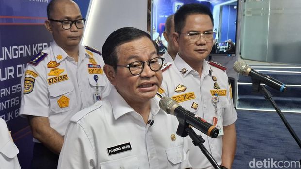 Array,Karyawan Swasta Diusulkan Wajib Naik Transportasi Umum Setiap Rabu
