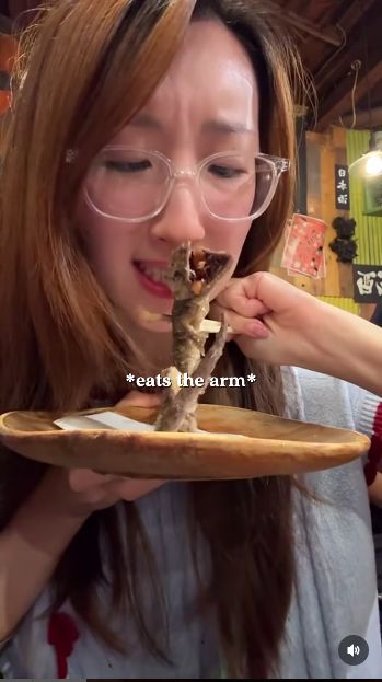 Array,Ngeri! Konten Kreator Jepang Berani Makan Tokek Goreng Utuh
