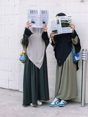 5 Inspirasi Outfit Hijab Bercadar 2025, Tampil Syar'i dan Elegan, 1. Abaya set khimar earth tone dan sneakers, 2. French khimar sage dipadu abaya olive, 3. Khimar hitam dengan dress natural linen, 4. Padu padan cadar dengan outer, 5. Abaya Dark Green &amp; Sage