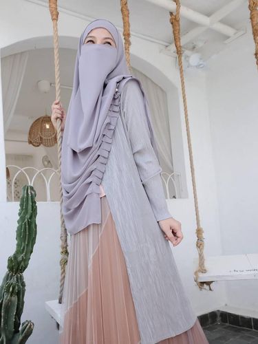 5 Inspirasi Outfit Hijab Bercadar 2025, Tampil Syar'i dan Elegan, 1. Abaya set khimar earth tone dan sneakers, 2. French khimar sage dipadu abaya olive, 3. Khimar hitam dengan dress natural linen, 4. Padu padan cadar dengan outer, 5. Abaya Dark Green &amp; Sage