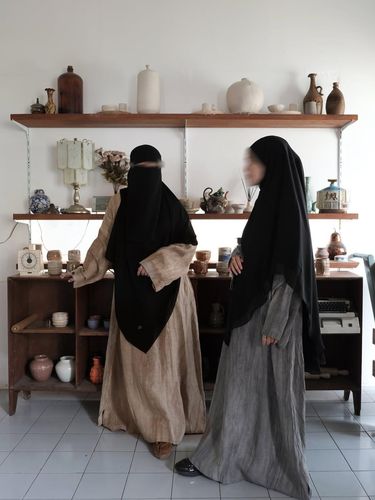 5 Inspirasi Outfit Hijab Bercadar 2025, Tampil Syar'i dan Elegan, 1. Abaya set khimar earth tone dan sneakers, 2. French khimar sage dipadu abaya olive, 3. Khimar hitam dengan dress natural linen, 4. Padu padan cadar dengan outer, 5. Abaya Dark Green &amp; Sage