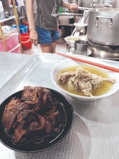 Array,Kerja 18 Jam Demi Bayar Utang, Penjual Bak Kut Teh Berakhir Tewas