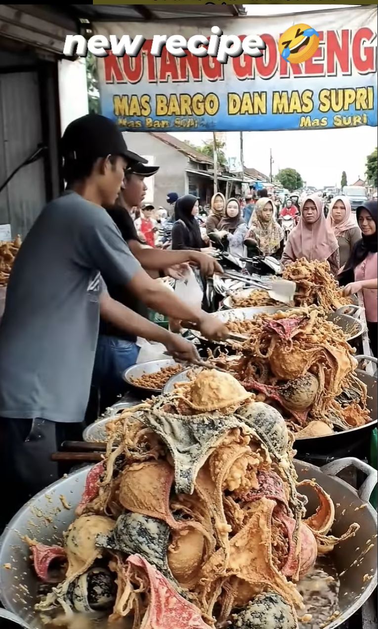 Array,Viral Penjual Gorengan Bentuk Bra dan Celana Dalam, Diduga Buatan AI!