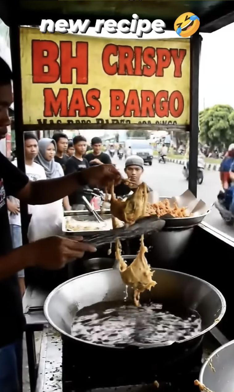 Array,Viral Penjual Gorengan Bentuk Bra dan Celana Dalam, Diduga Buatan AI!