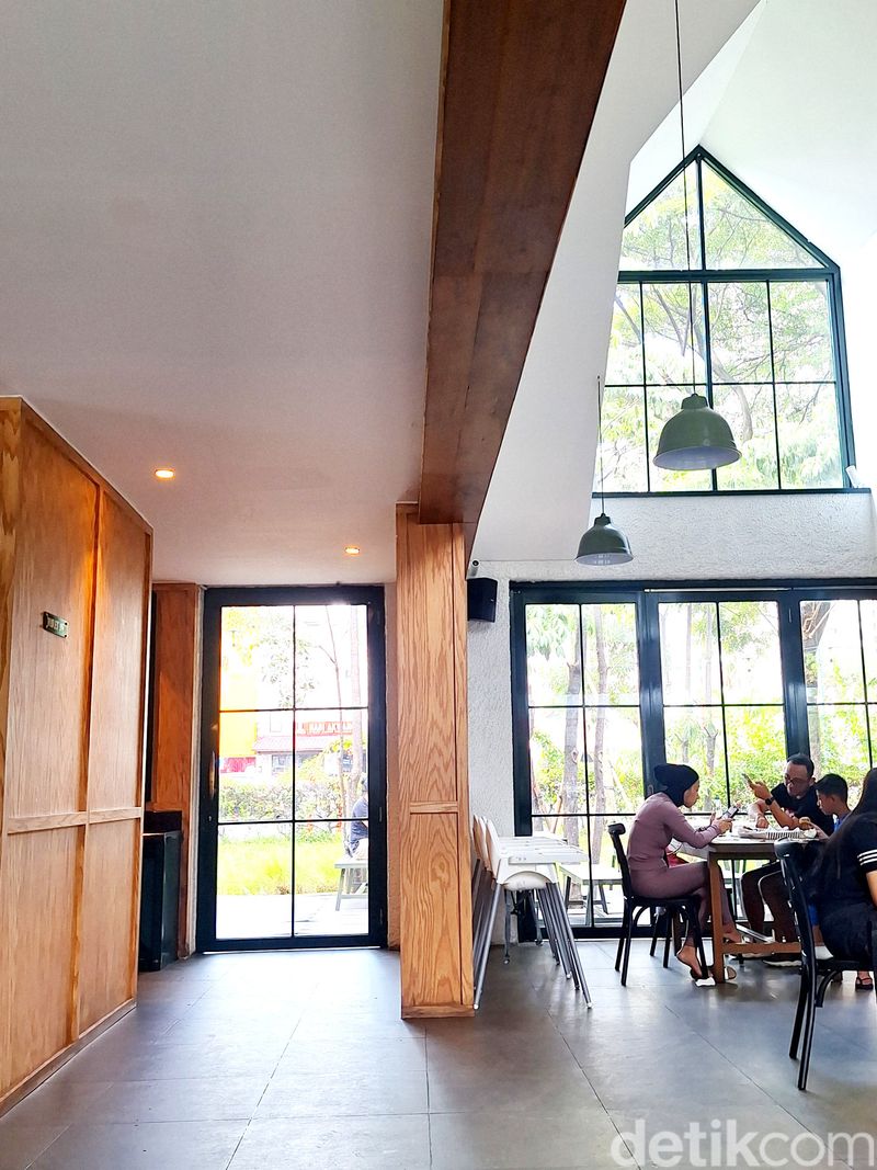 Array,Santap Sajian Gourmet Burger di BMB Burger Serpong, Resto Nuansa Kabin