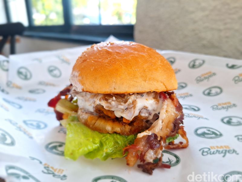 Array,Santap Sajian Gourmet Burger di BMB Burger Serpong, Resto Nuansa Kabin