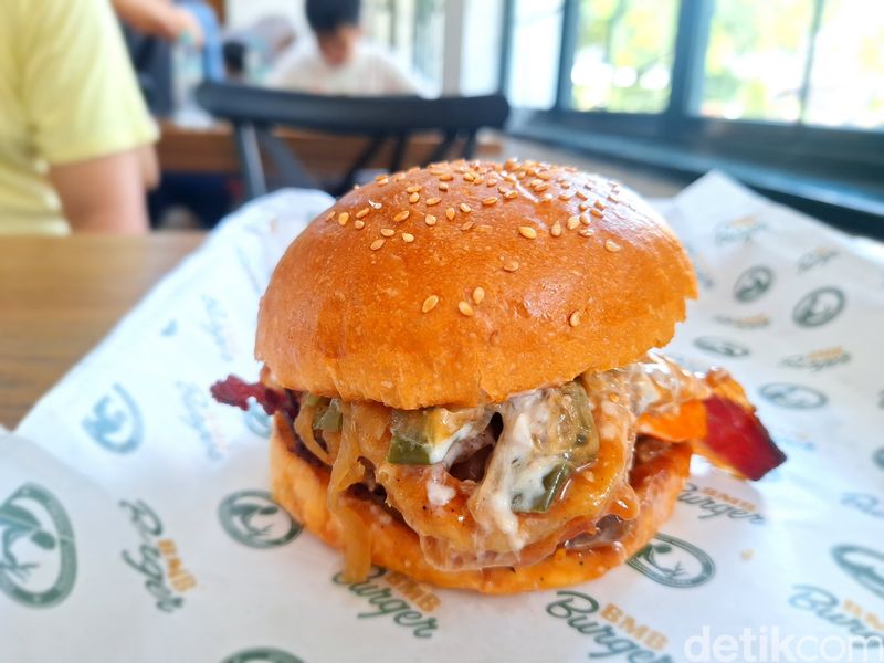 Array,Santap Sajian Gourmet Burger di BMB Burger Serpong, Resto Nuansa Kabin