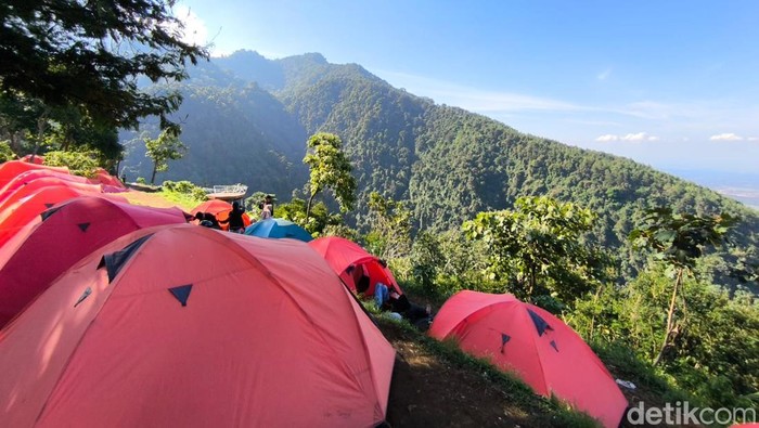 13 Wisata Kuningan untuk Healing, Destinasi Terbaik dan Instagramable, Taman Nasional Gunung Ciremai, Telaga Biru Cicerem, Kebun Raya Kuningan, Woodland, Curug Putri Palutungan, Objek Wisata Cibulan, Sangkan Resort Aqua Park, Museum Taman Purbakala Cipari, Gedung Perundingan Linggarjati, Waduk Darma Kuningan, Lembah Cilengkrang, Bukit Seribu Bintang, Lamping Kidang Kuningan