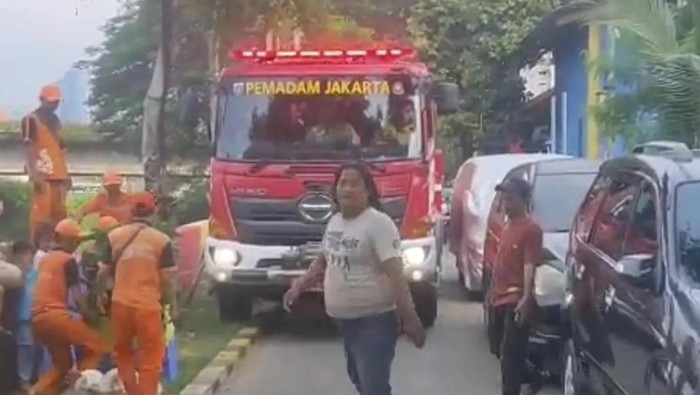 Array,Parah! Damkar Terhambat Gara-gara Mobil Parkir Liar