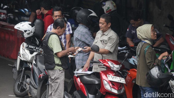 Array,Pemutihan Pajak Kendaraan Diperpanjang: Denda-Tunggakan Dihapus!