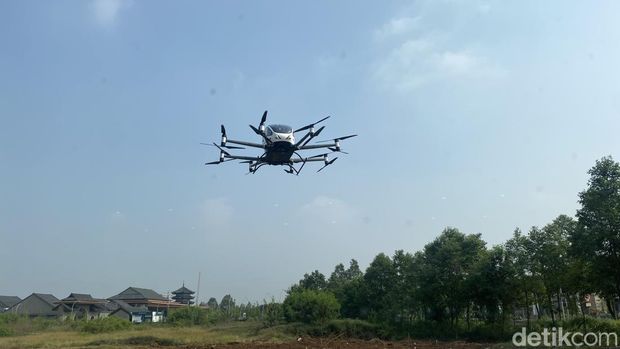 Array,Raffi Ahmad Ngaku Deg-degan Usai Jajal Taksi Terbang Tanpa Pilot