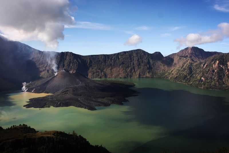 5 Wisata Pegunungan Yang Tidak Kalah Menarik dari Bromo, Gunung Rinjani, Gunung Semeru, Dataran Tinggi Dieng, Gunung Kelimutu, Kawah Ijen