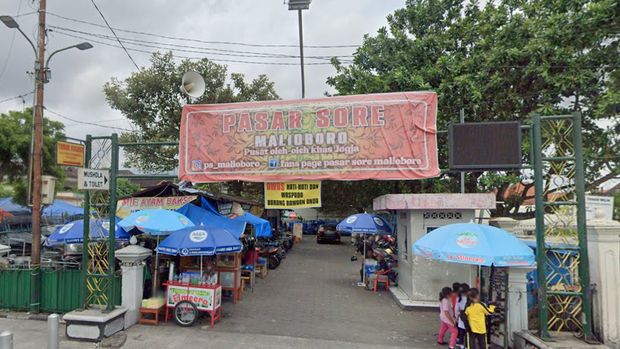 10 Tempat Beli Oleh-oleh Sekitar Malioboro, Murah dan Lengkap, 1. Pasar Beringharjo, 2. Teras Malioboro 1, 3. Bakpia Pathok 25 Pabrik Jaya, 4. Hamzah Batik Malioboro, 5. Pasar Sore Malioboro, 6. Bakpia Kukus Tugu Jogja-Malioboro, 7. Toko Oleh-oleh Khas Jogja Bu Tini, 8. BAKPIAKU Malioboro, 9. Oleh-oleh Kaos Khas Jogja, 10. Oleh-oleh Jogja Bakpia Kukus Tugu Malio17 Pendopo Malioboro