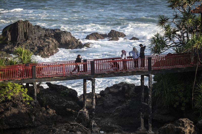 5 Pantai di Jawa Tengah dengan Pemandangan Paling Cantik, 1. Pantai Menganti-Kebumen, 2. Pantai Bandengan-Jepara, 3. Pantai Nampu-Wonogiri, 4. Pantai Karang Pandan-Nusa Kambangan, 5. Pantai Widarapayung-Cilacap